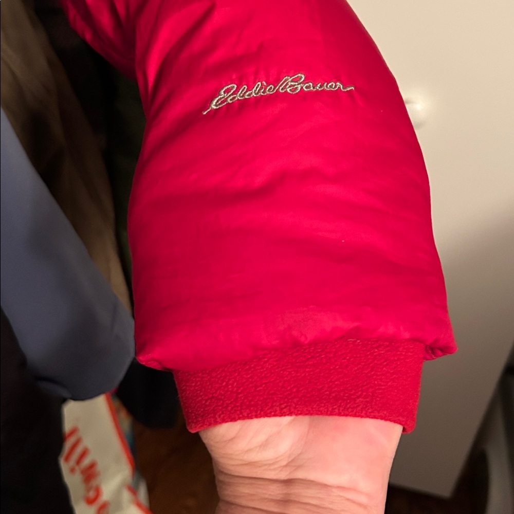 Eddie Bauer Women’s Red Down Puffer Coat with Faux Fur Hood sz MT Lightweight - Picture 4 of 12